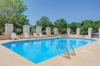 Swimming Pool Days Inn by Wyndham Newport News City Center Oyster Point