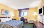 Bedroom 6 Days Inn by Wyndham Canastota/Verona