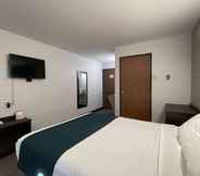 Bedroom 6 Motel 6 Green Bay, WI - Lambeau