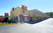 Exterior 2 Econo Lodge at Military Circle