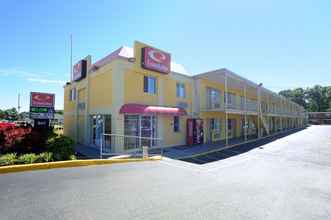 Exterior 4 Econo Lodge at Military Circle