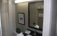 Toilet Kamar 6 Quality Inn Peterborough