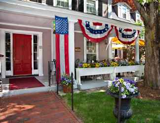 Exterior 2 Concord's Colonial Inn