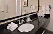 In-room Bathroom 2 Holiday Inn: Portland- I-5 S (Wilsonville)