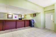 Lobi Days Inn by Wyndham Windsor Locks / Bradley Intl Airport