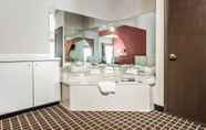 Toilet Kamar 5 Quality Inn Commerce