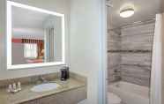 In-room Bathroom 6 Howard Johnson by Wyndham Vero Beach/I-95