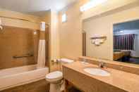 In-room Bathroom Rodeway Inn & Suites Fort Jackson