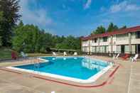 Kolam Renang Red Roof Inn Williamsport, PA