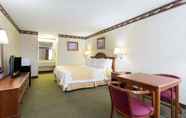 Phòng ngủ 5 Days Inn by Wyndham Clinton