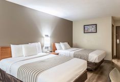 Bedroom 2 Econo Lodge