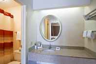 In-room Bathroom Red Roof Inn Pittsburgh North - Cranberry Township