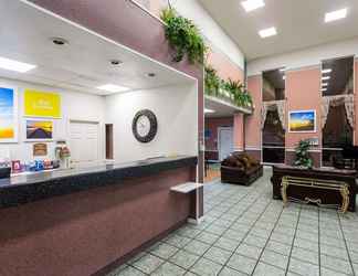 Lobby 2 Days Inn & Suites by Wyndham Port Richey