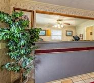 Lobby 3 Econo Lodge Worthington