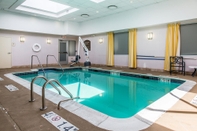 Swimming Pool Clarion Hotel & Suites Hamden - New Haven