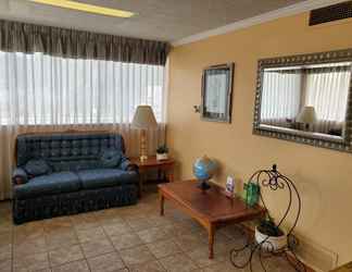 Lobi 2 Richmond Inn & Suites