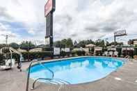 Swimming Pool Econo Lodge