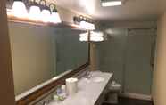 Toilet Kamar 5 Best Western Town & Country Inn