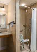 BATHROOM รามาดา บายวินด์แฮม บิสมาร์ก