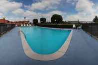 Swimming Pool Econo Lodge Thomaston