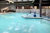 Hồ bơi Delta Hotels by Marriott Utica