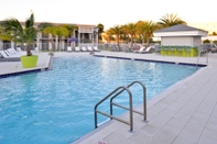 Swimming Pool Clarion Inn & Suites Across From Universal Orlando Resort