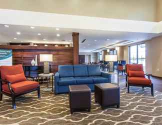 Lobi 2 Comfort Suites Youngstown North