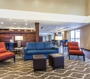 Lobby 6 Comfort Suites Youngstown North