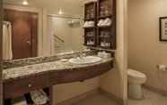 Phòng tắm bên trong 3 Royal Canadian Lodge