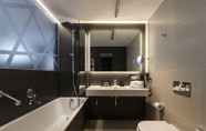 In-room Bathroom 4 Hotel Manin