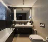 In-room Bathroom 4 Hotel Manin