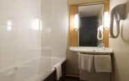 In-room Bathroom 6 ibis Tours Nord