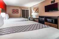 Bedroom SureStay Hotel by Best Western Higginsville