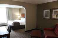 Bedroom Clarion Inn & Suites - University Area