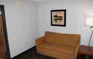 Common Space 4 Greenlight Inn & Suites