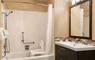 In-room Bathroom 7 Travelodge by Wyndham Kenora
