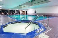 Swimming Pool Holiday Inn Express Big Rapids, an IHG Hotel