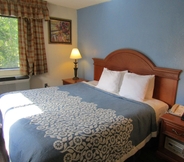 Bedroom 5 Days Inn by Wyndham Runnemede Philadelphia Area