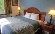 Bedroom 5 Days Inn by Wyndham Runnemede Philadelphia Area