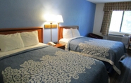 Bedroom 6 Days Inn by Wyndham Runnemede Philadelphia Area