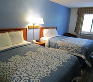 Bedroom 6 Days Inn by Wyndham Runnemede Philadelphia Area