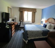 Bedroom 3 Days Inn by Wyndham Runnemede Philadelphia Area