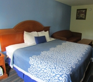 Bedroom 7 Days Inn by Wyndham Runnemede Philadelphia Area