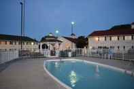 Hồ bơi Days Inn by Wyndham Osage Beach Lake of the Ozarks