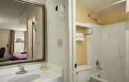 In-room Bathroom 3 Days Inn by Wyndham Farmville