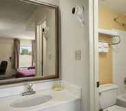 In-room Bathroom 3 Days Inn by Wyndham Farmville