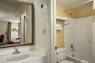 In-room Bathroom Days Inn by Wyndham Farmville