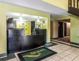 Lobby 2 Quality Inn West