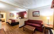 Bedroom 7 Red Roof Inn & Suites Clinton