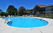 Swimming Pool 2 Howard Johnson by Wyndham Beaufort/Parris Island